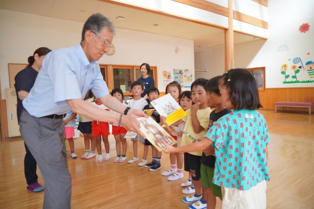 【9/4】地元保育園への図書贈呈