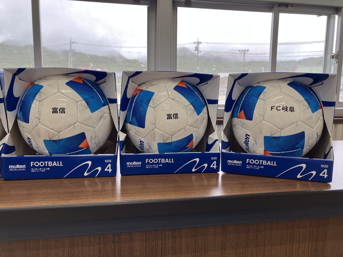 地元小学校にサッカーボールを寄贈しました