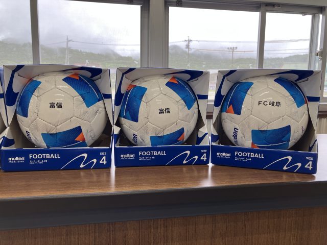 地元小学校にサッカーボールを寄贈しました